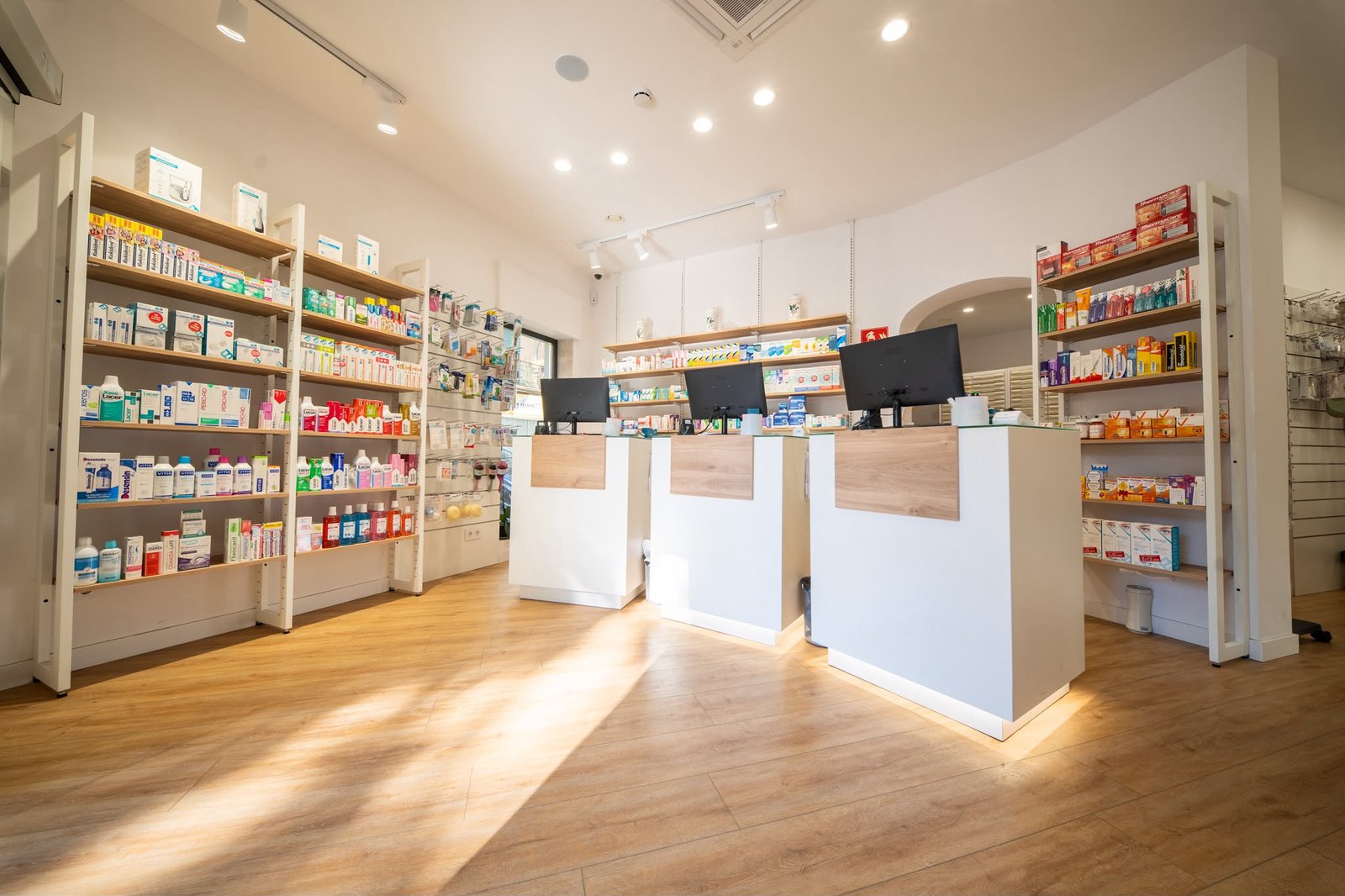 Interior de la farmacia, mostradores